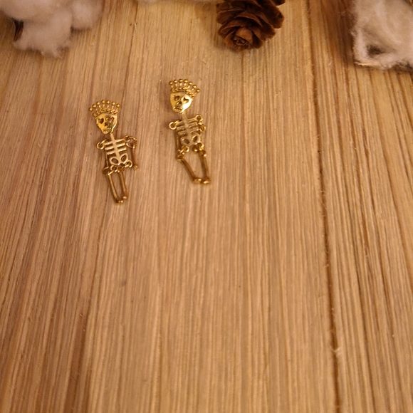 ๐๐NEW๐๐SUPER CUTE!! Stainless Steel Princess Skeleton Dangle Earrings - Picture 4 of 10